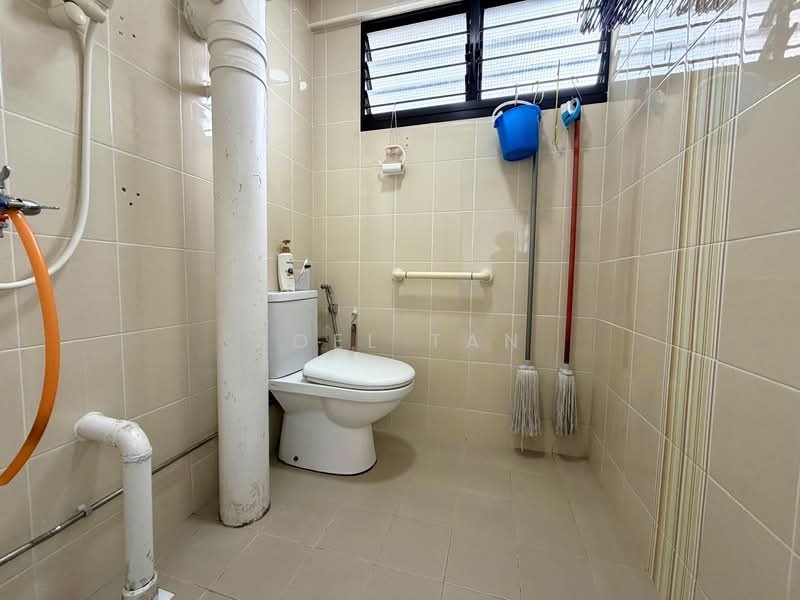 711 Hougang Avenue 2 HDB Flat For Sale at S$ 568,000 | PropertyGuru Singapore - Bathroom
