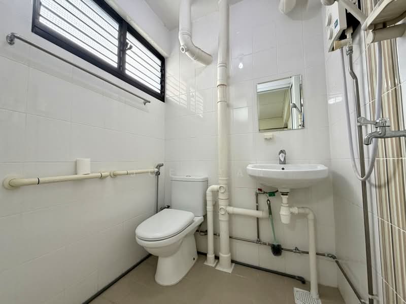 711 Hougang Avenue 2 HDB Flat For Sale at S$ 568,000 | PropertyGuru Singapore - Bathroom