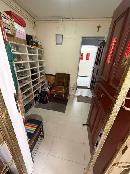 238 Hougang Avenue 1 HDB Flat For Sale at S$ 800,000 | PropertyGuru Singapore - Entrance