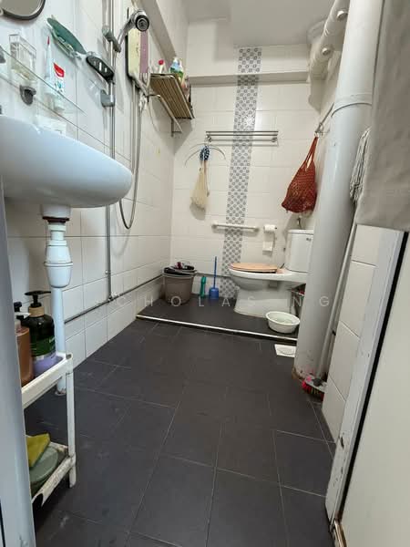 238 Hougang Avenue 1 HDB Flat For Sale at S$ 800,000 | PropertyGuru Singapore - Bathroom