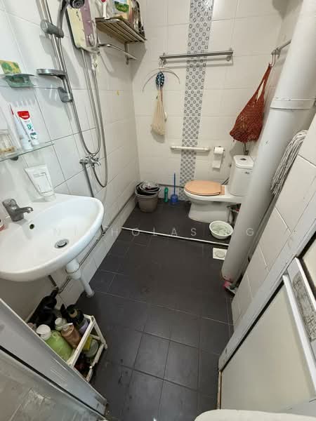 238 Hougang Avenue 1 HDB Flat For Sale at S$ 800,000 | PropertyGuru Singapore - Bathroom