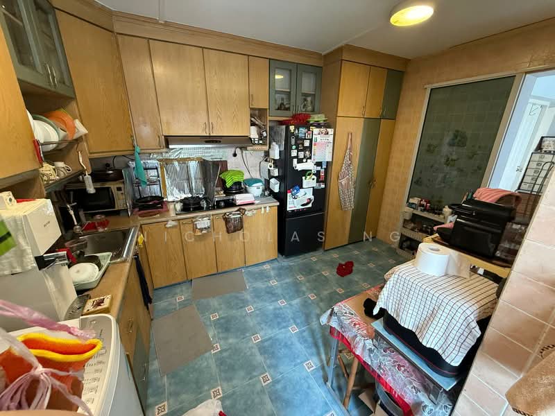 238 Hougang Avenue 1 HDB Flat For Sale at S$ 800,000 | PropertyGuru Singapore - Kitchen