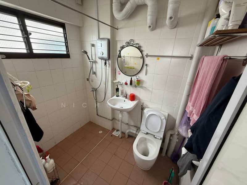 238 Hougang Avenue 1 HDB Flat For Sale at S$ 800,000 | PropertyGuru Singapore - Bathroom