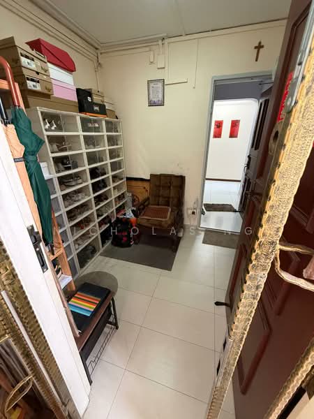 238 Hougang Avenue 1 HDB Flat For Sale at S$ 800,000 | PropertyGuru Singapore - Entrance