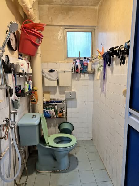 679 Hougang Avenue 8 HDB Flat For Sale at S$ 415,000 | PropertyGuru Singapore - Bathroom