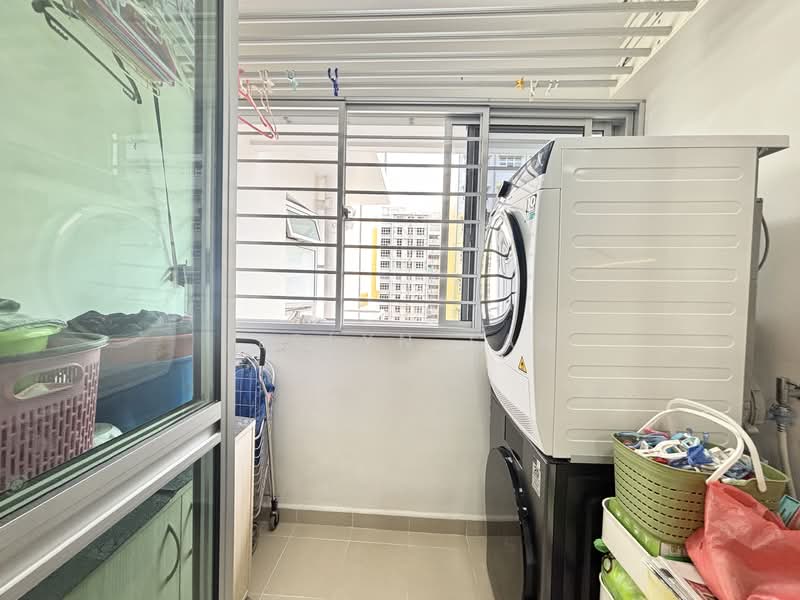 443C Bukit Batok West Avenue 8 HDB Flat For Sale at S$ 825,000 | PropertyGuru Singapore - Balcony