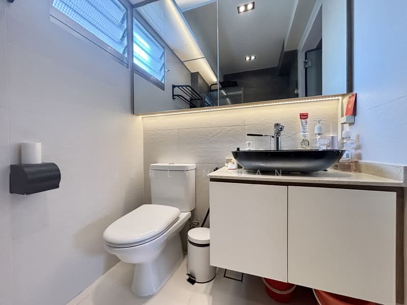 443C Bukit Batok West Avenue 8 HDB Flat For Sale at S$ 825,000 | PropertyGuru Singapore - Bathroom