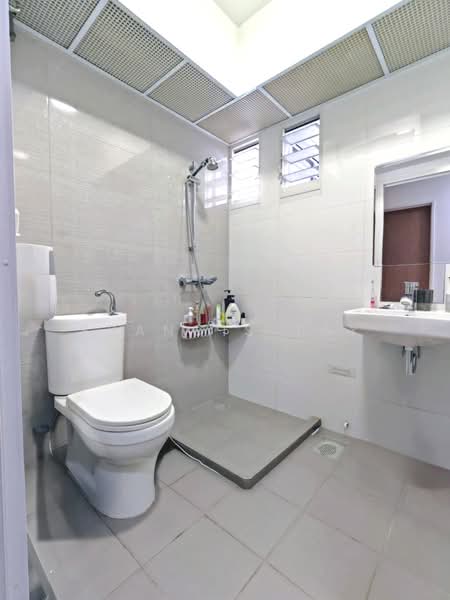 619A Tampines Street 61 HDB Flat For Sale at S$ 978,000 | PropertyGuru Singapore - Bathroom