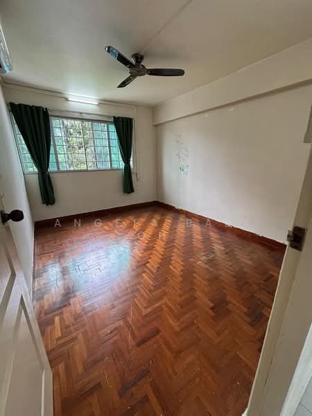 132 Ang Mo Kio Avenue 3 HDB Flat For Sale at S$ 750,000 | PropertyGuru Singapore - Bedroom