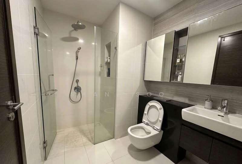 Eon Shenton, 70 Shenton Way, 2 Bedrooms, 603 sqft, Condominium For Rent, by Shane Soo, 500091573 - Bathroom - PropertyGuru.com.sg