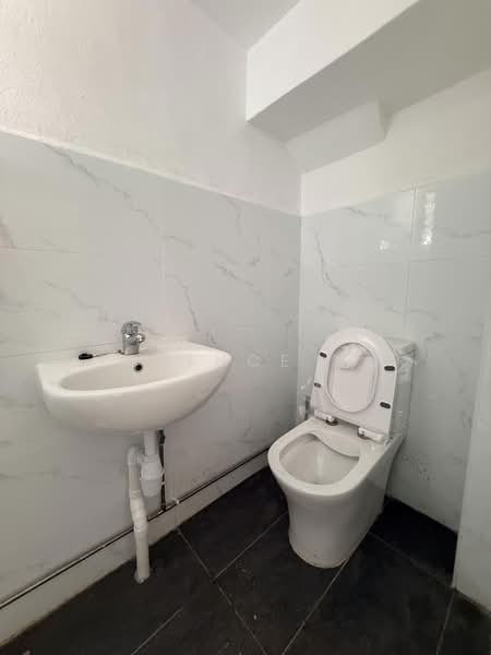 Yio Chu Kang road, Yio Chu Kang Road, Hougang / Punggol / Sengkang, 1,130 sqft, Shop / Shophouse For Rent, by Terence Ng, 500091591 - Bathroom - CommercialGuru.com.sg