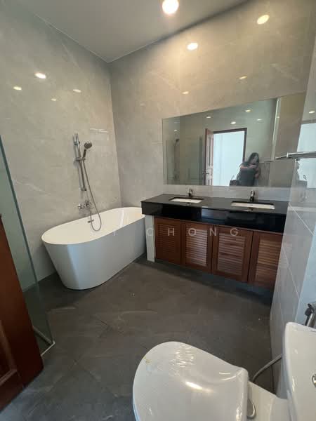 One Tree Hill mins walk to Wheelock Pl,Tanglin Mall, One tree hill, 6 Bedrooms, 3,200 sqft, Semi-Detached House For Rent, by Amy Chong, 500091613 - Bathroom - PropertyGuru.com.sg