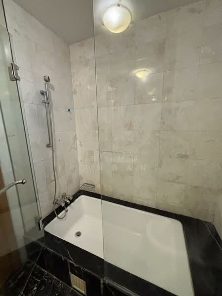 Amaryllis Ville, 20 Newton Road, 2 Bedrooms, 980 sqft, Condominium For Rent, by Prema Irangani, 500091621 - Master En-suite Bathroom - PropertyGuru.com.sg