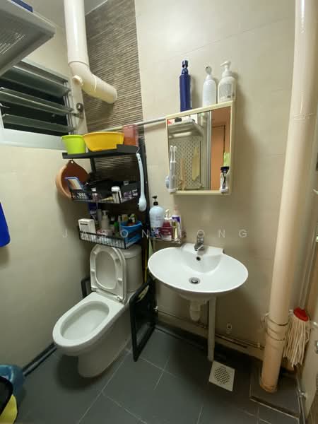 376 Clementi Avenue 4 HDB Flat For Sale at S$ 508,000 | PropertyGuru Singapore - Bathroom