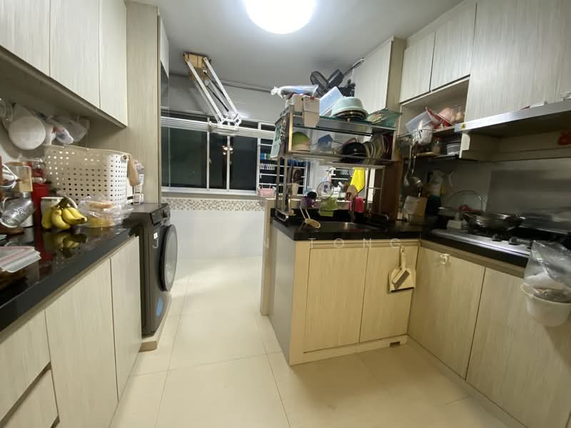 376 Clementi Avenue 4 HDB Flat For Sale at S$ 508,000 | PropertyGuru Singapore - Kitchen