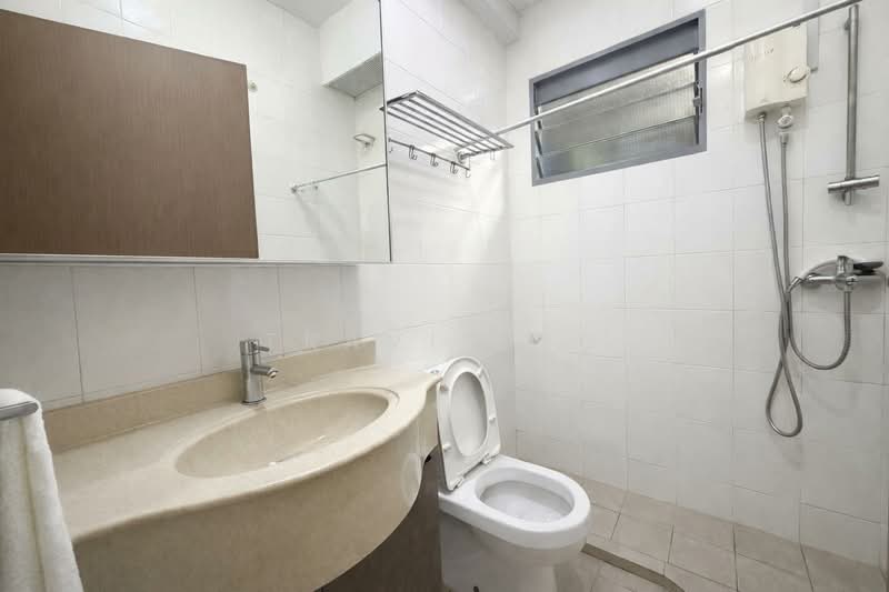 271C Punggol Walk HDB Flat For Sale at S$ 950,000 | PropertyGuru Singapore - Bathroom
