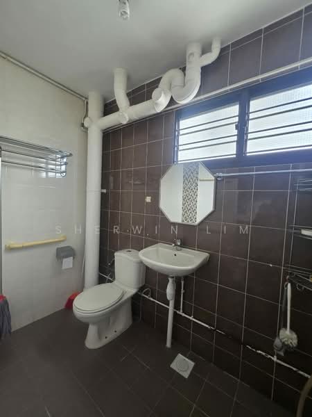 146 Bishan Street 11 HDB Flat For Sale at S$ 899,000 | PropertyGuru Singapore - Bathroom