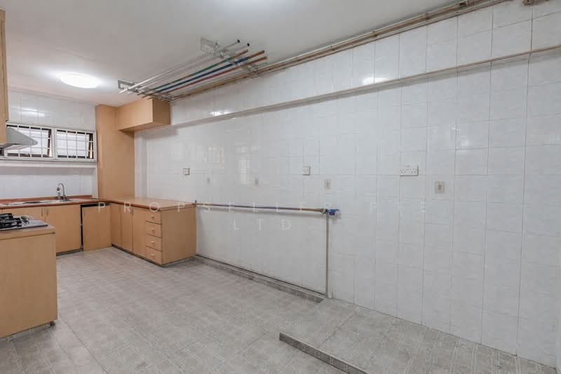 295A Compassvale Crescent HDB Flat For Sale at S$ 600,000 | PropertyGuru Singapore - Kitchen
