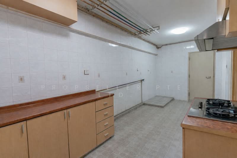 295A Compassvale Crescent HDB Flat For Sale at S$ 600,000 | PropertyGuru Singapore - Kitchen
