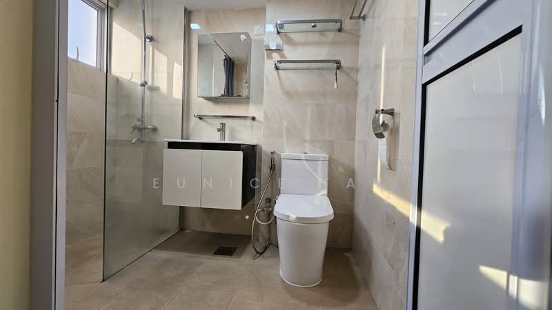 Pine Grove Condominium For Sale at S$ 1,950,000 | PropertyGuru Singapore - Master Bathroom