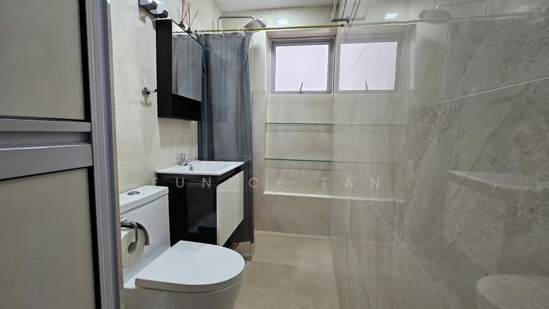 Pine Grove Condominium For Sale at S$ 1,950,000 | PropertyGuru Singapore - Common Bathroom 1