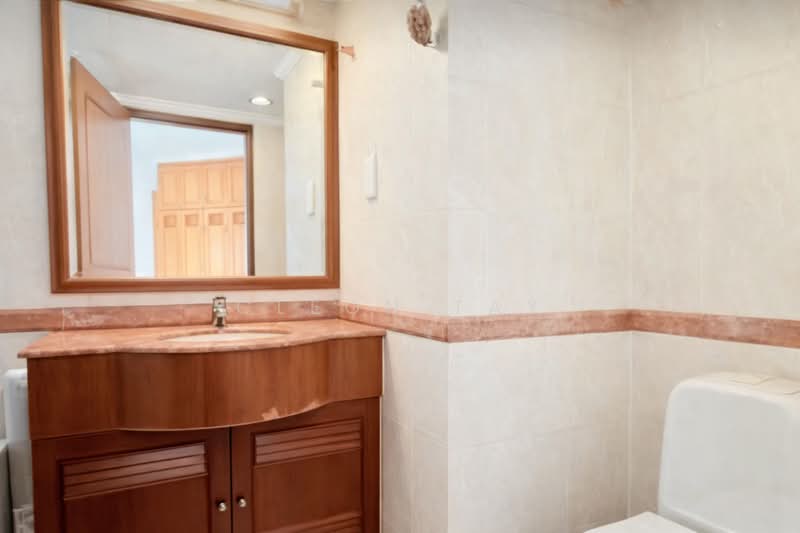 Hillbrooks Condominium For Sale at S$ 1,998,888 | PropertyGuru Singapore - Bathroom