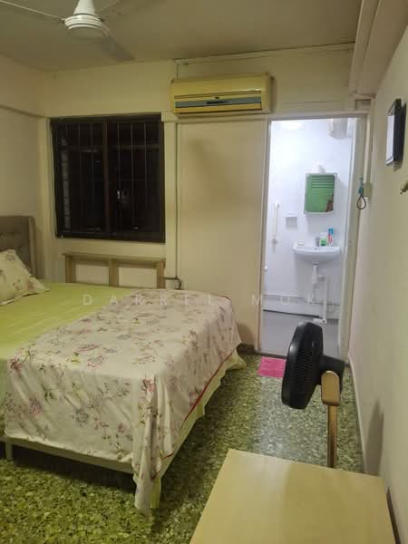 303 Jurong East Street 32 HDB Flat For Sale at S$ 398,000 | PropertyGuru Singapore - Bedroom