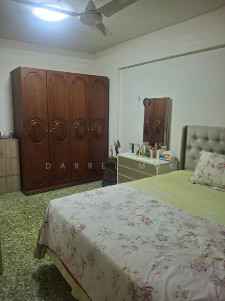 303 Jurong East Street 32 HDB Flat For Sale at S$ 398,000 | PropertyGuru Singapore - Bedroom