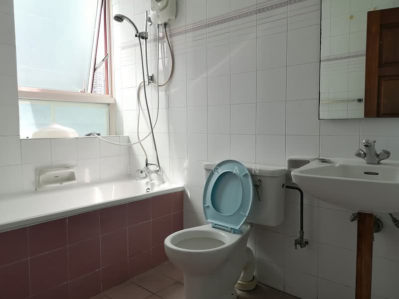 336 River Valley, 336 River Valley Road, 2 Bedrooms, 1,539 sqft, Condominium For Rent, by Eric Gan, 500091797 - Common Bathroom - PropertyGuru.com.sg