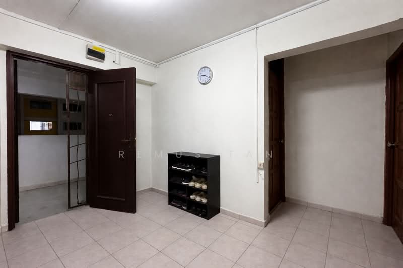 721 Yishun Street 71 HDB Flat For Sale at S$ 465,000 | PropertyGuru Singapore - Entrance