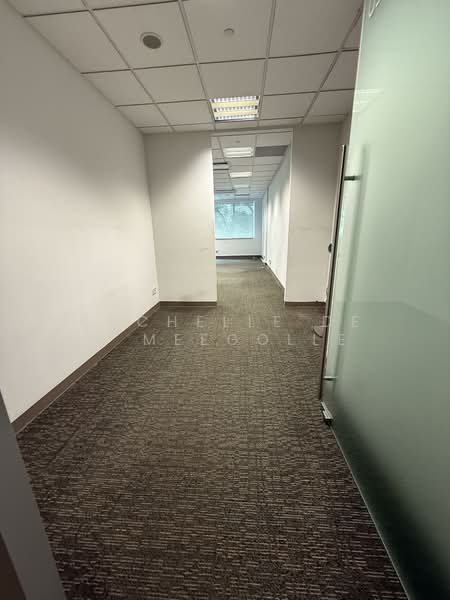 Tan Chong Tower, 15 Queen Street, 741 sqft, Office For Rent, by Rochelle De S Meegolle, 500091802 - Corridor - CommercialGuru.com.sg