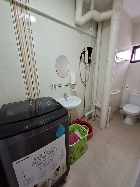 354 Bukit Batok Street 31 HDB Flat For Sale at S$ 848,888 | PropertyGuru Singapore - Bathroom