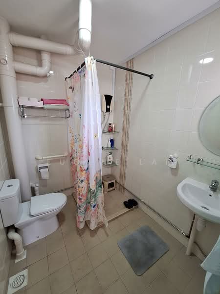 354 Bukit Batok Street 31 HDB Flat For Sale at S$ 848,888 | PropertyGuru Singapore - Master Bedroom Ensuite