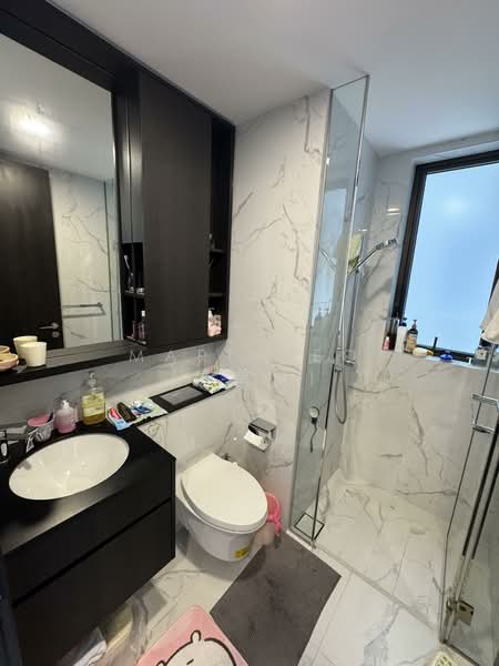 LIV @ MB Condominium For Sale at S$ 2,450,000 | PropertyGuru Singapore - Common Bathroom