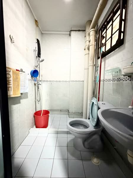 575 Woodlands Drive 16 HDB Flat For Sale at S$ 530,303 | PropertyGuru Singapore - Bathroom