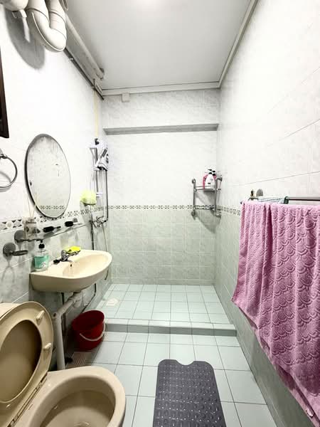 575 Woodlands Drive 16 HDB Flat For Sale at S$ 530,303 | PropertyGuru Singapore - Bathroom