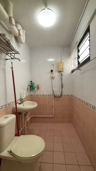 112 Bishan Street 12 HDB Flat For Sale at S$ 710,000 | PropertyGuru Singapore - Bathroom