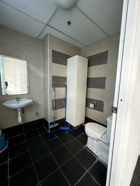 Midview City, 22 Sin Ming Lane, 1,421 sqft, Light Industrial (B1) For Rent, by Jane Liu Yan, 500091919 - Bathroom - CommercialGuru.com.sg