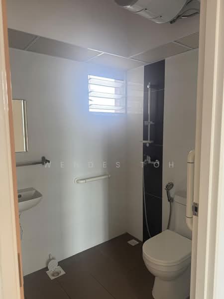 41A Margaret Drive HDB Flat For Sale at S$ 920,000 | PropertyGuru Singapore - Bathroom