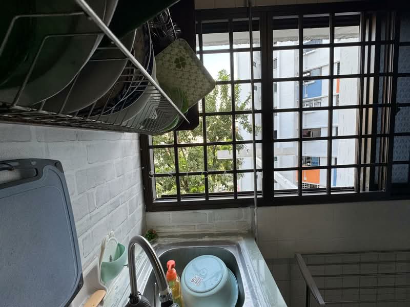 118 Yishun Ring Road HDB Flat For Sale at S$ 438,000 | PropertyGuru Singapore - Kitchen