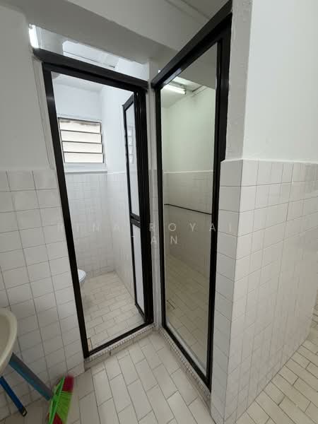 620 Hougang Avenue 8, 620 Hougang Avenue 8, 2 Bedrooms, 743 sqft, HDB Flat For Rent, by Rina Royale Tan, 500092011 - Bathroom - PropertyGuru.com.sg