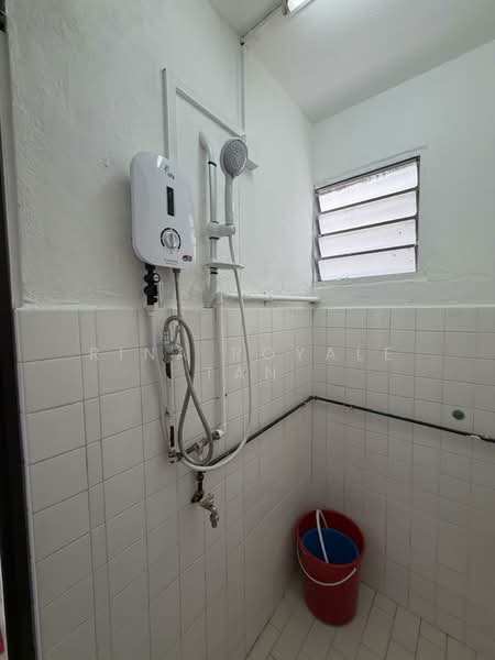 620 Hougang Avenue 8, 620 Hougang Avenue 8, 2 Bedrooms, 743 sqft, HDB Flat For Rent, by Rina Royale Tan, 500092011 - Bathroom - PropertyGuru.com.sg