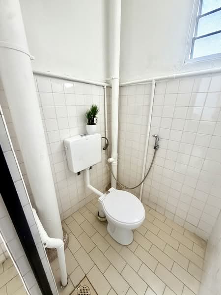 620 Hougang Avenue 8, 620 Hougang Avenue 8, 2 Bedrooms, 743 sqft, HDB Flat For Rent, by Rina Royale Tan, 500092011 - Bathroom - PropertyGuru.com.sg