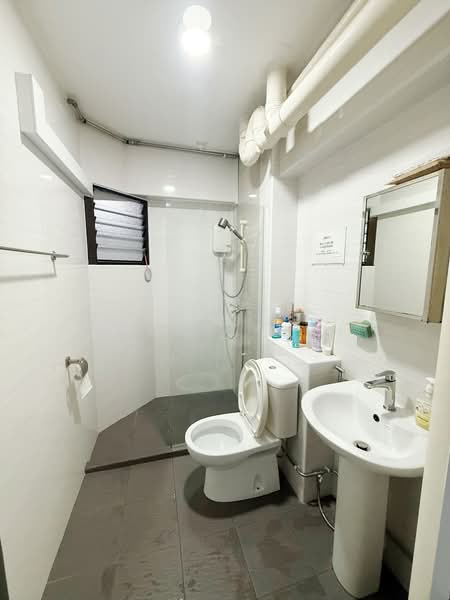 520 Woodlands Drive 14 HDB Flat For Sale at S$ 618,000 | PropertyGuru Singapore - Bathroom
