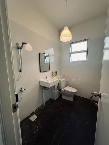 Rainbow Mansions, 122 - 128B, Grange Road, Tanglin / Holland / Bukit Timah, 3 Bedrooms, 1,500 sqft, Condominium For Rent, by Amy Chong, 500092043 - Bathroom - PropertyGuru.com.sg