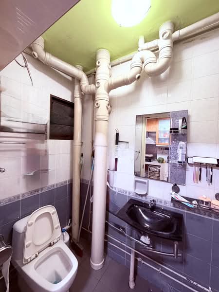 685B Choa Chu Kang Crescent HDB Flat For Sale at S$ 510,000 | PropertyGuru Singapore - Bathroom