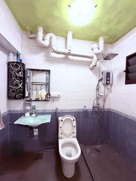 685B Choa Chu Kang Crescent HDB Flat For Sale at S$ 510,000 | PropertyGuru Singapore - Bathroom