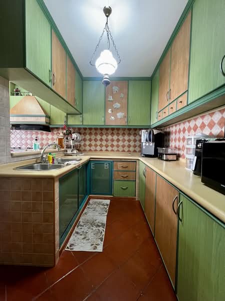 351 Tampines Street 33 HDB Flat For Sale at S$ 770,000 | PropertyGuru Singapore - Kitchen