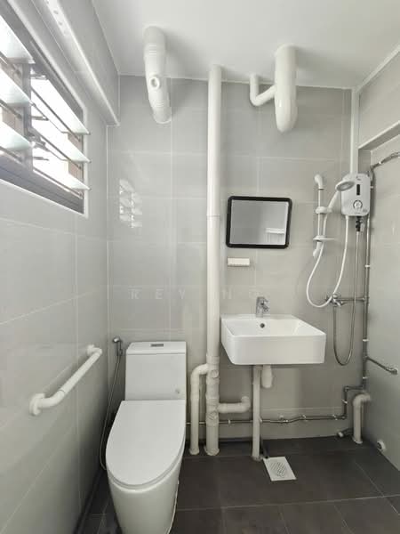 208 Petir Road, 208 Petir Road, 3 Bedrooms, 904 sqft, HDB Flat For Rent, by Rey Ng, 500092142 - Bathroom - PropertyGuru.com.sg