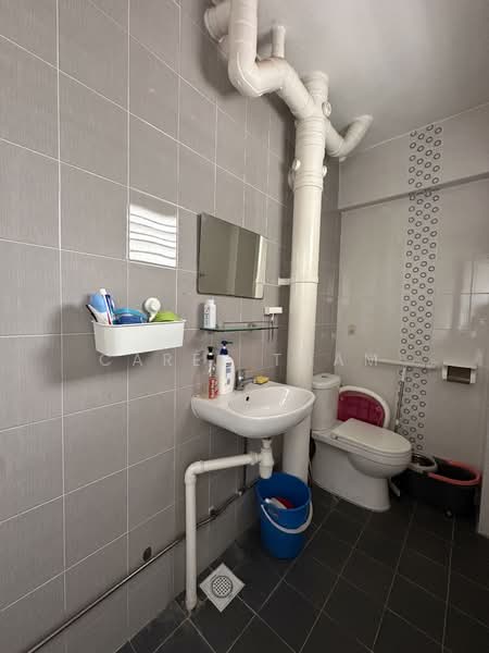 415 Jurong West Street 42, 415 Jurong West Street 42, 3 Bedrooms, 1,475 sqft, HDB Flat For Rent, by Carel Tham, 500092144 - Bathroom - PropertyGuru.com.sg